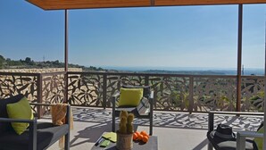 A balcony with a view of the countryside, furnished with chairs and a table, and a cactus plant. - Villa Gilda 5 1 in Avola (Avola)