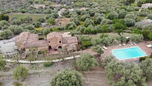 A villa with a swimming pool, surrounded by olive trees and a hilly landscape. - Villa Passulunara 14 (Collesano)