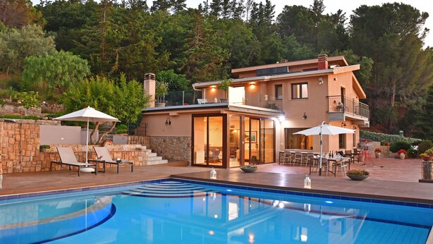 A modern two-story house with a swimming pool, outdoor seating, and a stone wall. - Villa Provenza 12 4 in Cefal (Cefalù)
