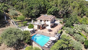 A two-story house with a swimming pool, surrounded by dense forest. - Villa Provenza 12 4 in Cefal (Cefalù)