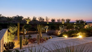 A landscaped garden with cacti and trees, illuminated by ground lights. - Villa Majoli 9 in Noto (Noto)