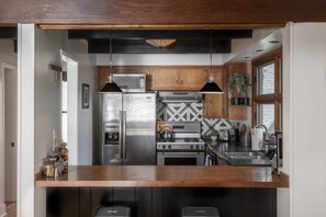 Refrigerador, microondas, placa de cocina, lavavajillas