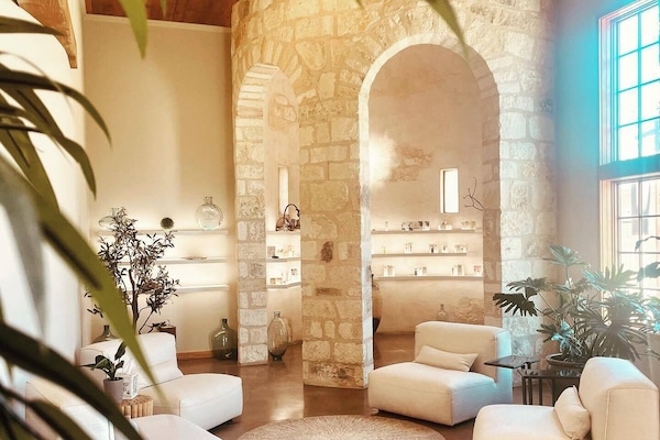 Couples treatment room(s), hot stone massages, deep-tissue massages