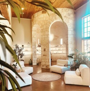 Behandlingsrom for par, massasje med varme steiner og dypvevsmassasje