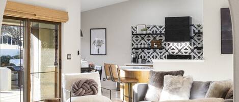 TV connectée, cheminée, espaces bureaux