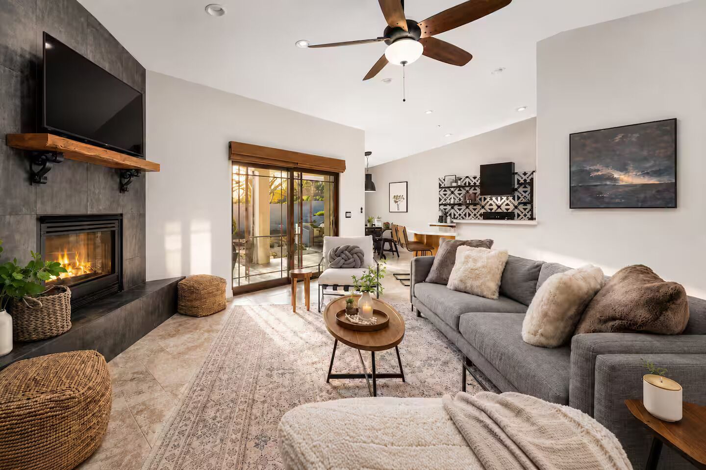 Smart TV, chimenea y oficina 