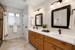 Combined shower/bathtub, hair dryer, towels, soap - Luxury Vacation Home-New HotTub-20 Mins to Sedona-Peloton-1.4 miles to Old Town (Clarkdale)