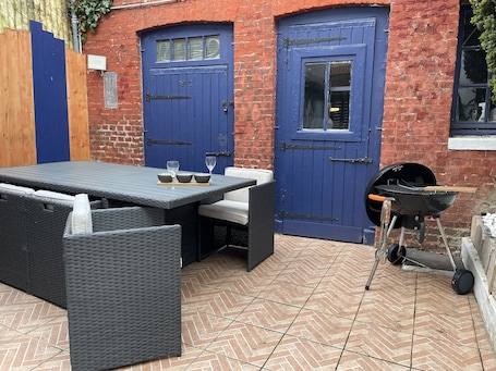 Outdoor dining. Large fisherman's house, 4 bedrooms and 1 interior courtyard, close to the sea!