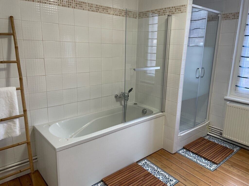 Baignoire, sèche-cheveux, savon, papier toilette