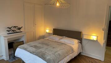 4 Schlafzimmer, Schreibtisch, Bügeleisen/Bügelbrett, kostenloses WLAN