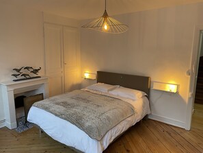 4 bedrooms, desk, iron/ironing board, free WiFi - Large fisherman's house, 4 bedrooms and 1 interior courtyard, close to the sea! (Fécamp)