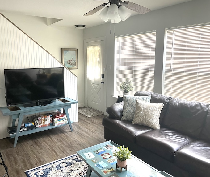 Fully Updated Beautiful Seabrook Barn Style Cottage - Deer Park, TX