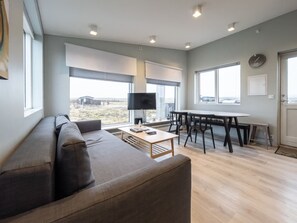 32-inch LCD TV with digital channels, TV, Netflix - Sula Guesthouse (Selfoss)