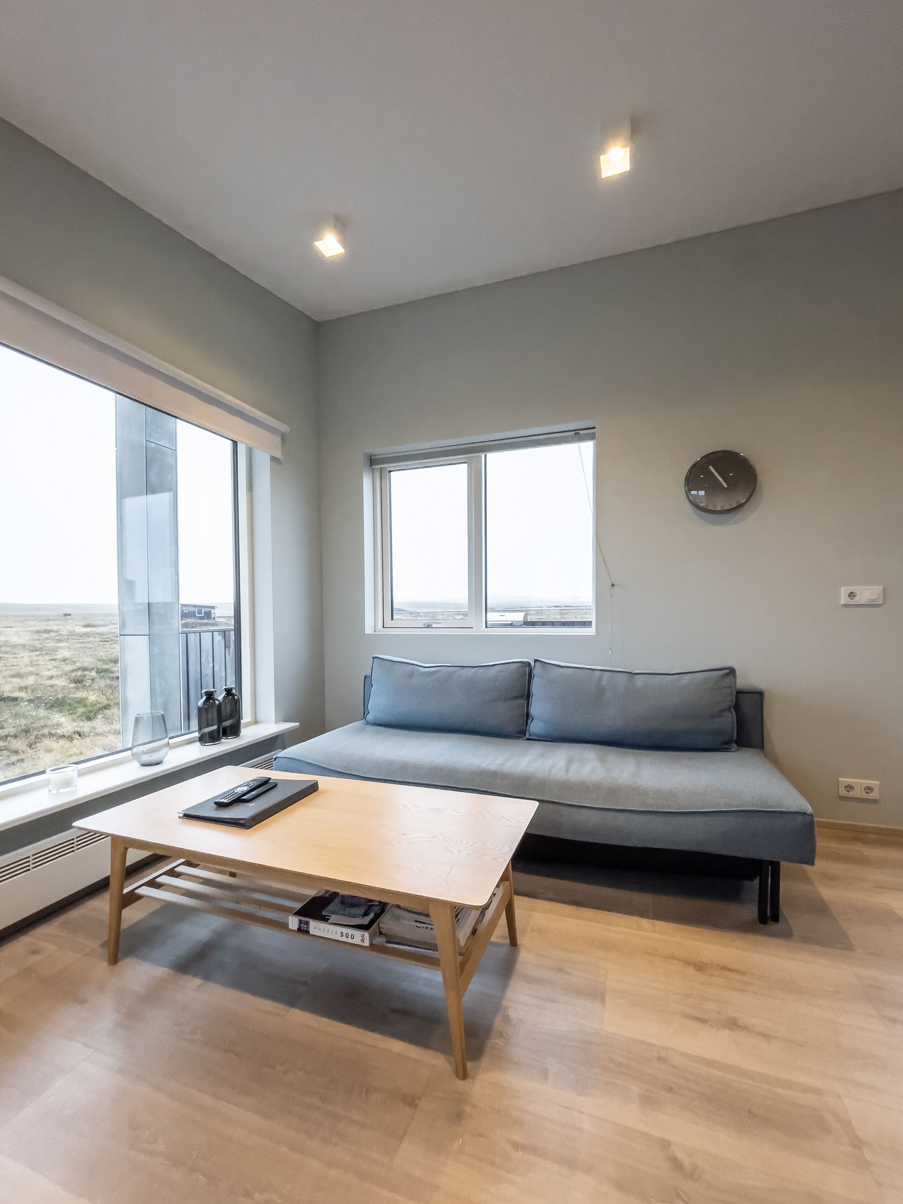 Cabin tiện nghi đơn giản, 1 giường đôi và sofa giường, bồn tắm nước nóng (7A) | Khu phòng khách | TV LCD 32-inch có truyền hình kỹ thuật số, TV, Netflix 