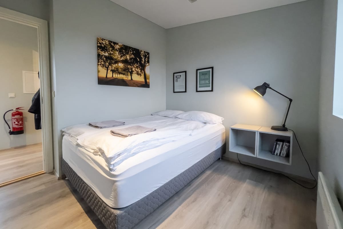 Comfort Cabin, 1 Double Bed with Sofa bed, Hot Tub (7A)