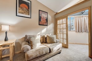 Smart TV, fireplace, DVD player