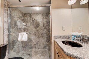 Combined shower/bathtub, jetted bath, hair dryer, towels - Silver King 415 | 150 Yards to Lifts | Fireplace | Kitchen | Jetted Tub | Mtn View | Pool & Hot Tub (Park City)
