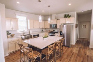 Private kitchen - Ranch House View #1 - 4 bedroom, 4 bath home on-site of Galway Downs (Temecula)