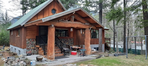 private entrance  8 miles to glacier national park-10 miles to glaceir airport 