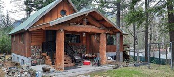 private entrance  8 miles to glacier national park-10 miles to glaceir airport 