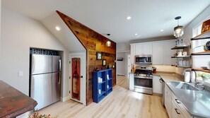 Kylskåp, mikrovågsugn, ugn och spishäll