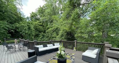 Kentucky Derby Rental. Premier location, fantastic classic home