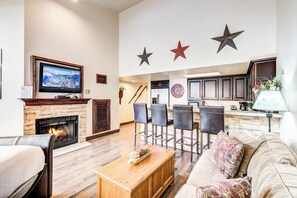 Smart TV, fireplace, DVD player