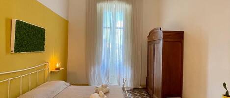 4 bedrooms, WiFi, bed sheets