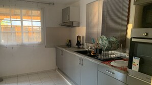 Kaffetrakter/tekoker, kjøleskap, mikrobølgeovn og ovn