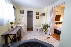 3 habitaciones, tabla de planchar con plancha y cuna de viaje 