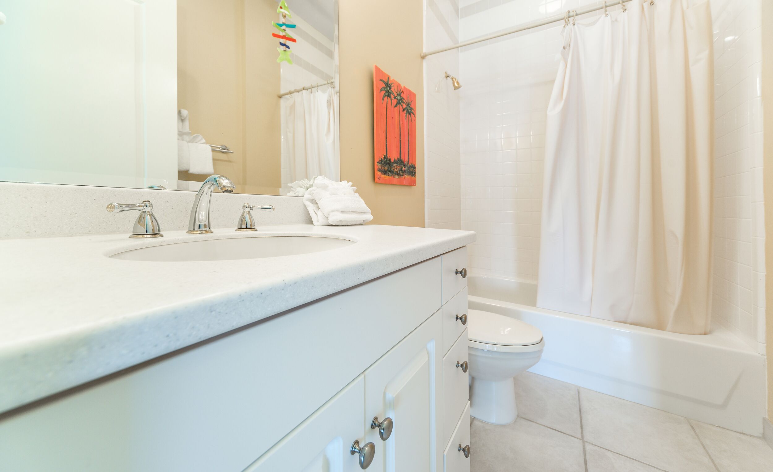 Un bagno con due lavandini, un water e una doccia.
