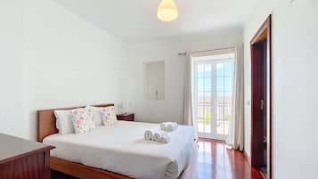 4 bedrooms, iron/ironing board, travel crib, internet