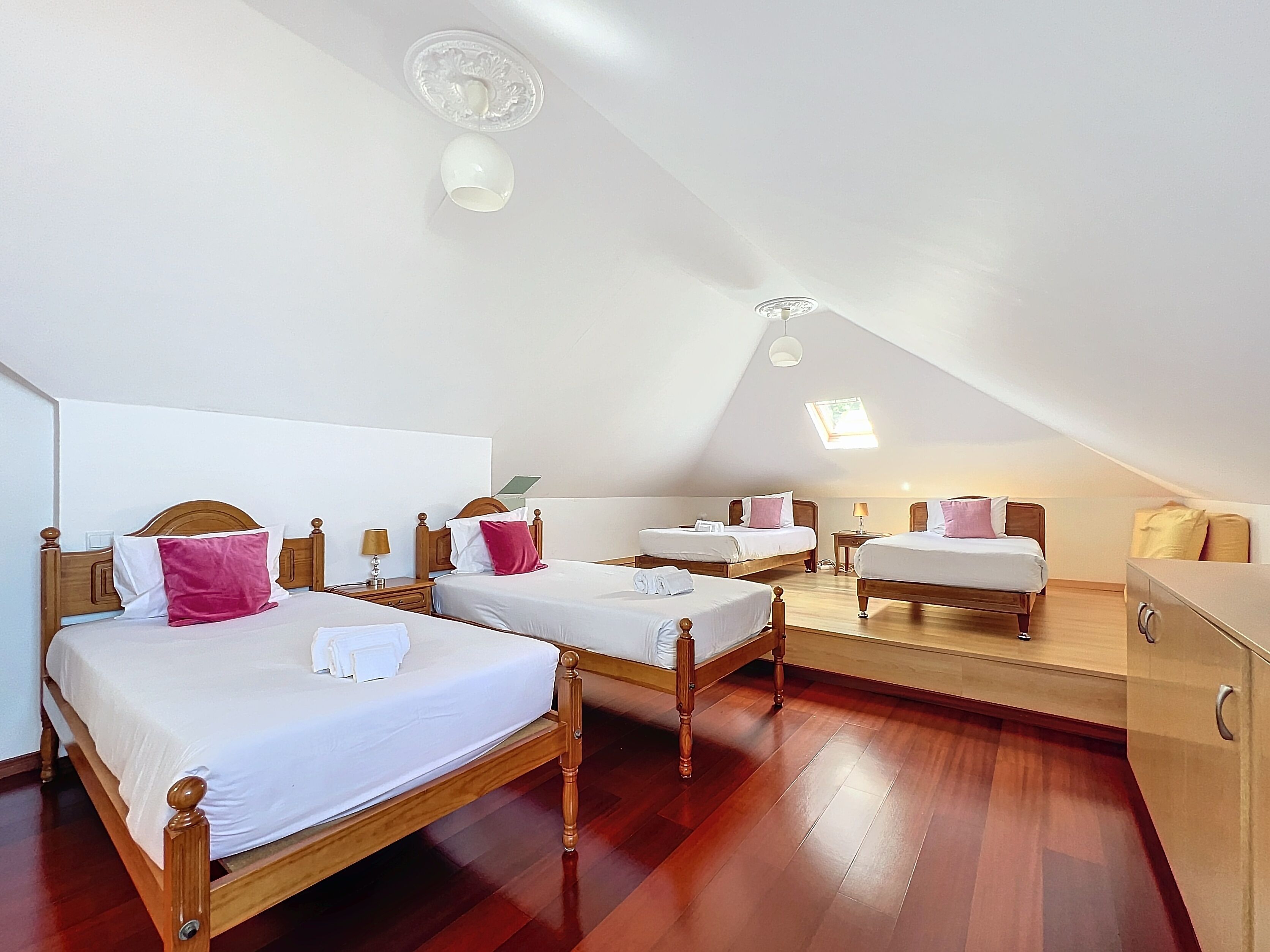 4 bedrooms, iron/ironing board, travel cot, Internet