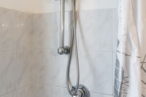 Shower, bidet, towels - M080 - Marcelli, three-room apartment with garden at Residence MareVerde (Marcelli)