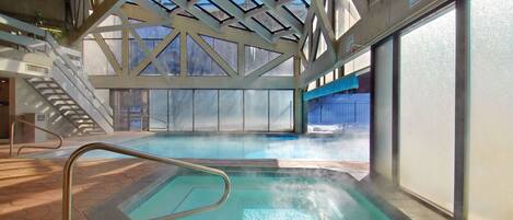 Piscina coperta, una piscina riscaldata