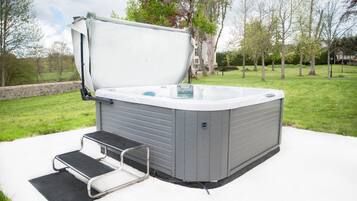 Bañera de hidromasaje al aire libre