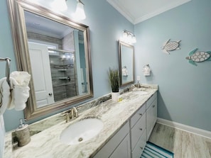 Baignoire, sĂšche-cheveux, serviettes fournies, papier toilette