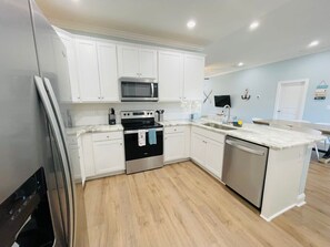 Fridge, microwave, oven, stovetop - Fabulous 4 bedroom house in North Myrtle Beach (North Myrtle Beach)