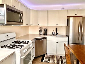 Frigorífico, microondas, horno y placa de cocina