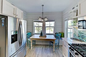 Fridge, microwave, oven, stovetop - Luxe Beach House I Ocean Views I Private Neighborhood Beach Access/Pool (Port Aransas)