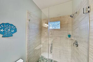 Hair dryer, towels, soap, shampoo - Luxe Beach House I Ocean Views I Private Neighborhood Beach Access/Pool (Port Aransas)