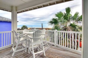 Outdoor dining - Luxe Beach House I Ocean Views I Private Neighborhood Beach Access (Port Aransas)