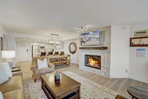 Smart TV, fireplace, DVD player - Silver King Condo With In-Unit Private Hot Tub! Walk to Lifts - 150 Yards! (Park City)