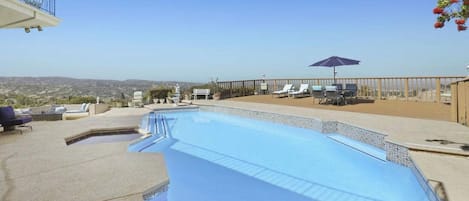 Una piscina al aire libre, una piscina climatizada