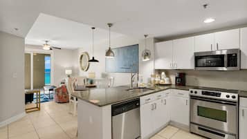 公寓式客房, 多张床, 阳台, 海洋景观 (#704 - No Pets) | 私人厨房 | 冰箱、微波炉、烤箱、炉灶