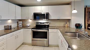 公寓式客房, 阳台, 海洋景观 (#403 - No Pets) | 私人厨房 | 冰箱、微波炉、烤箱、炉灶