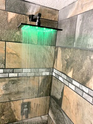 Badewanne, Haartrockner, Handtücher, Seife