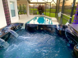 Alberca al aire libre y alberca climatizada