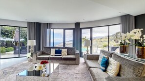 TV - Villa Bonsai (Arco da Calheta)