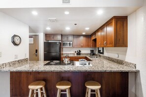 Køleskab, mikrobølgeovn, ovn, kogeplade